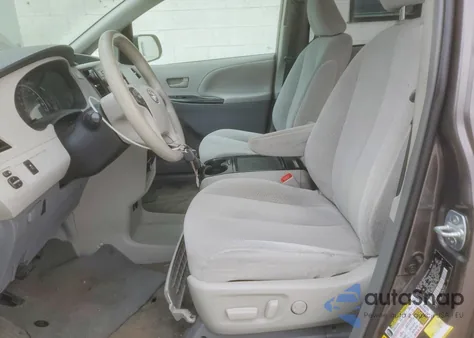 2013 Toyota Sienna Le z USA, uszkodzony, nr VIN 5TDKK3DC5DS376592